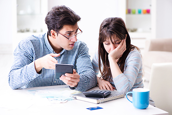 포토 JPG 해외이미지 커플 종이 결혼 돈 2 가족 관계 남편 설계 스트레스 함께함 사람없음 금융 경제 컴퓨터 계산기 분노 아내 절약 계산 재산 충돌 문서 투자 문제 영수증 회계 계산서 대출 빚 세금 예산 적자 비용 해외202105 해외포토 감정 컨셉 비즈니스 문구용품 이벤트 전자제품 장비 파일형식