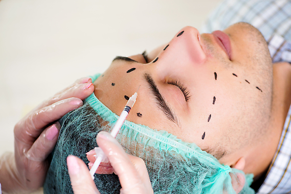 포토 JPG 해외이미지 손 남자 점선 의학 실내 병원 주사기 한명 상반신 성인 옆모습 신체부위 눈감음 그리기 성형수술 성형외과 시술 성인남자한명만 필러 해외202105 해외포토 1 선 뷰포인트 의료기기 모션 사람 내부 수술 남자한명만 성인남자만 파일형식