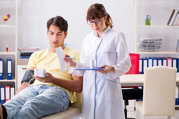 포토 JPG 해외이미지 손 남자 청진기 건강 병원 사람없음 치료 알약 약 모니터 진료 시험 환자 의사 공구 하트 심장 혈액 맥박 측정 처방 감시 계량기 보험 돌봄 심장병 압력 인턴 치료사 연습생 해외202105 해외포토 모양 직업 교육 비즈니스 의학 의료기기 모션 사람 신체부위 컴퓨터 의료진 도구 장기_의학 질병 연습 파일형식