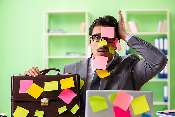 포토 JPG 해외이미지 남자 컨셉 서류가방 회사 비즈니스 스트레스 직장 한명 상반신 성인 노트북 사무실 쪽지 잡기 업무 작업 비즈니스맨 좌절 가득함 포스트잇 바쁨 충격 손짚기 성인남자한명만 해외202105 해외포토 1 감정 가방 모션 사람 손짓 전자제품 메모지 직장인 남자한명만 성인남자만 파일형식