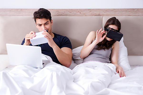 포토 JPG 해외이미지 커플 안경 놀이 남편 휴식 고글 주택 앉기 사람없음 노트북 컴퓨터 3D 게임 침대 관찰 아내 체험 필름 영화 비전 온라인 동영상 중독 멀티미디어 혁명 인터페이스 가상 가상현실 인터랙티브 현실 중독자 해외202105 해외포토 잡화 가구 컨셉 관계 모션 문화예술 건물 전자제품 디지털합성 파일형식