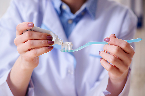 포토 JPG 해외이미지 모델 학생 건강 치과 병원 사람없음 치료 약 강사 교사 의사 흰색 기구 공구 붓 입 치아 칫솔 청소 부식 치과의사 반죽 치약 보여주기 돌봄 위생관리 증상 치아교정 치통 해외202105 해외포토 직업 컬러 의학 모션 관리 신체부위 위생용품 의료진 도구 소화기관 질병 교정 파일형식