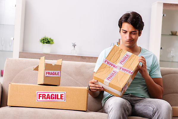 포토 JPG 해외이미지 크리스마스 인터넷 회사 비즈니스 포장 주택 경고 선물 사람없음 쇼핑 상자 라벨 세일 놀람 펼침 잡기 비즈니스맨 퍼즐 배송 서비스 패키지 질서 획득 온라인 물류 판지 전자상거래 전송 꺼내기 분배 취급주의 해외202105 해외포토 기념일 남자 감정 모션 프레임 표정 건물 예절 직장인 파일형식