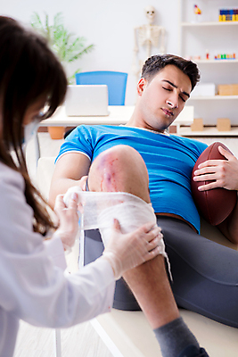 포토 JPG 해외이미지 전신 여자 남자 의학 실내 병원 상반신 성인 두명 앞모습 옆모습 치료 눕기 눈감음 진료 환자 의사 잡기 붕대 럭비공 럭비선수 붕대감기 성인만 해외202105 해외포토 뷰포인트 공 모션 운동선수 사람 내부 의료진 감싸기 럭비용품 파일형식