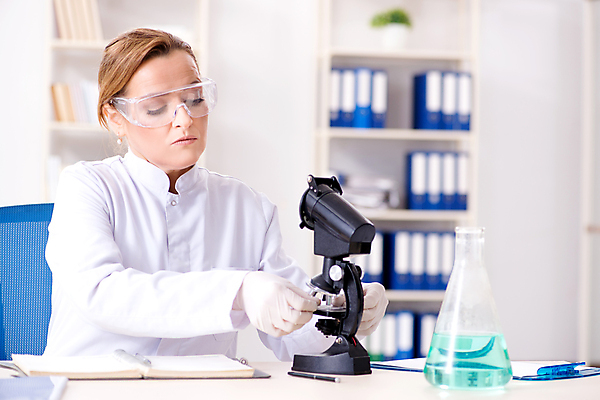 포토 JPG 해외이미지 학생 과학 유리 건강 현미경 실험 사람없음 약 의사 업무 액체 실험실 바이러스 생명공학 연구원 과학자 플라스크 분석 준비 생물학 비커 미생물 유리그릇 튜브 박테리아 발견 조제 화학물질 화학자 해외202105 해외포토 직업 그릇 교육 컨셉 의학 재질 생물 실험기구 의료진 작업 화학 만들기 학자 파일형식