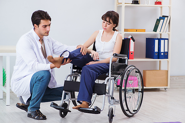 포토 JPG 해외이미지 의자 발 뼈 주택 건강 병원 사람없음 치료 운동 고통 환자 의사 마사지 바퀴 수술 장애인 사건 휠체어 붕대 테라피 장애 순서 깨짐 돌봄 물리치료 물리치료사 양발 정형외과 지원 치유 해외202105 해외포토 감정 가구 컨셉 의학 모션 건물 신체부위 뷰티 의료진 치료사 파일형식