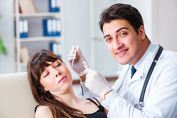 포토 JPG 해외이미지 응시 돋보기 건강 병원 사람없음 치료 약 진료 시험 환자 의사 기구 공구 막대기 확대 질병 확인 상담 약속 귀 감염 방문 청각 해외202105 해외포토 시선 교육 의학 신체부위 의료진 도구 파일형식