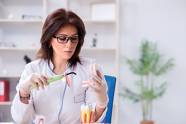 포토 JPG 해외이미지 학생 건강 치과 병원 설명 사람없음 치료 빛 약 강사 교사 의사 기구 공구 램프 입 구멍 치아 부식 치과의사 보여주기 턱 틀니 돌봄 썩음 위생관리 자외선 치아교정 해외202105 해외포토 직업 의학 모션 조명 관리 신체부위 의료진 도구 소화기관 교정 파일형식