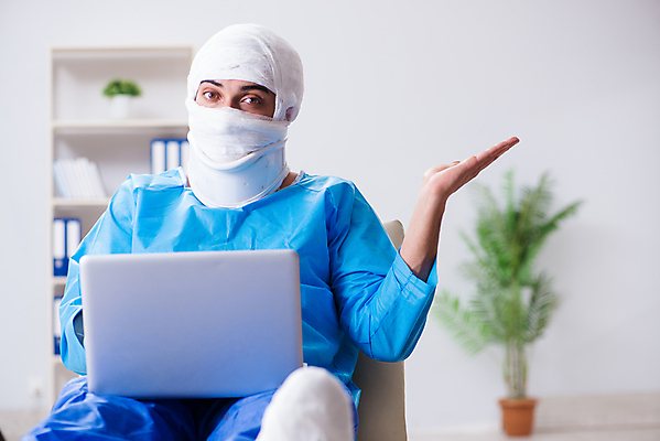 포토 JPG 해외이미지 행복 뼈 건강 병원 사람없음 치료 노트북 컴퓨터 머리 고통 환자 긴급 수술 장애인 사건 코 긍정 붕대 외과 온라인 장애 골절 깨짐 석고 정형외과 치유 해외202105 해외포토 감정 컨셉 의학 신체부위 전자제품 파일형식