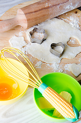 포토 JPG 해외이미지 그릇 실내 사람없음 반죽 제빵 거품기 요리중 쿠키틀 버터 나무받침 날계란 반죽밀대 나무배경 해외202105 해외포토 식기 백그라운드 모션 주방용품 내부 목재 제과제빵 계란 받침대 밀대 제빵도구 파일형식