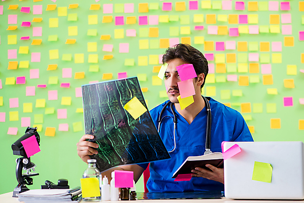 포토 JPG 해외이미지 응시 스트레스 엑스레이 건강 병원 피곤 사람없음 책 독서 약 쪽지 의사 균형 분석 교과서 야근 보험 마감 스캐너 조언 목차 실종 해외202105 해외포토 시선 컨셉 비즈니스 의학 교재 의료진 업무 사건 파일형식