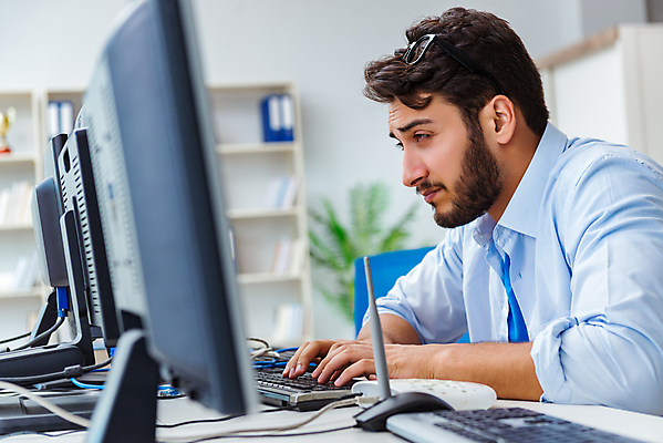 포토 JPG 해외이미지 인터넷 비즈니스 피곤 사람없음 컴퓨터 사무실 스크린 웹 손상 금지 네트워크 기술자 바이러스 수리 좌절 연결 무선전화기 신호 와이파이 시스템 고정 문제 온라인 나쁜 깨짐 랜 모뎀 소셜 오류 접수 채팅 트러블 해외202105 해외포토 직업 감정 컨셉 전자제품 전화기 무선인터넷 파일형식