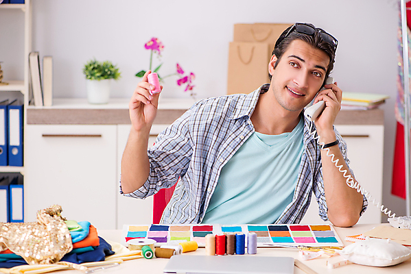 포토 JPG 해외이미지 모델 드레스 옷 비즈니스 직장 말하기 대화 정장 사람없음 스마트폰 학습 숫자 유행 기계 직물 작업 작업실 실 선택 마네킹 바느질 디자이너 자르기 전화기 고객 질서 재단 재단사 연습생 해외202105 해외포토 직업 문자 교육 컨셉 회사 모션 핸드폰 스마트기기 예절 연습 파일형식