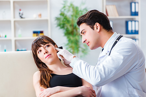 포토 JPG 해외이미지 응시 건강 병원 사람없음 치료 약 진료 고통 시험 환자 의사 기구 공구 질병 확인 상담 약속 귀 감염 방문 청각 돌봄 해외202105 해외포토 시선 교육 감정 의학 모션 신체부위 의료진 도구 파일형식