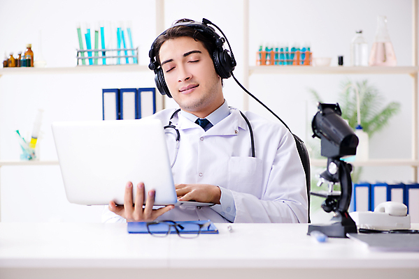 포토 JPG 해외이미지 직업 행복 음악 이어폰 휴식 건강 병원 사람없음 치료 노트북 컴퓨터 약 헤드폰 듣기 의사 잠 센터 상담 오디오 부름 멀리 온라인 보험 돌봄 채팅 치료사 가상 해외202105 해외포토 감정 음향기기 컨셉 의학 모션 문화예술 전자제품 의료진 파일형식