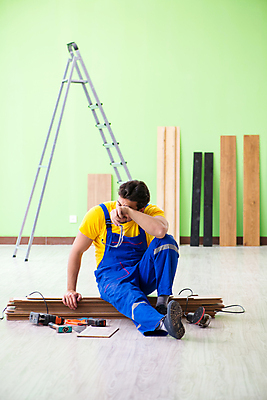 포토 JPG 해외이미지 직업 노동자 바닥 아파트 주택 피곤 작업복 사람없음 내부 건물 목재 장식 쌓기 방 공구 업무 작업 작업실 수리 널 목수 목공예 고정 닦기 DIY 계약자 설치 업그레이드 재주꾼 합판 파케트 해외202105 해외포토 나무 건축물 옷 컨셉 재료 모션 취미 도구 공예 계약 파일형식