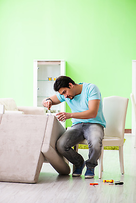 포토 JPG 해외이미지 직업 손 남자 산업 가구 의자 탁자 노동자 주택 사람없음 내부 목재 사무실 상점 주방 기구 공구 업무 작업실 수리 캐비닛 목수 안락의자 목공예 고정 DIY 유지 국회 조립 깨짐 복원 설치 업그레이드 재주꾼 해외202105 해외포토 나무 생활용품 컨셉 비즈니스 재료 사람 취미 건물 신체부위 도구 작업 공예 사물함 파일형식