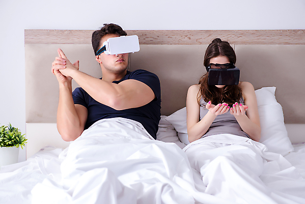 포토 JPG 해외이미지 커플 안경 놀이 남편 휴식 고글 주택 앉기 사람없음 컴퓨터 3D 권총 총 게임 침대 관찰 아내 체험 발사 필름 영화 비전 동영상 중독 멀티미디어 혁명 인터페이스 가상 가상현실 인터랙티브 현실 중독자 해외202105 해외포토 잡화 무기 가구 컨셉 관계 모션 문화예술 건물 전자제품 디지털합성 파일형식