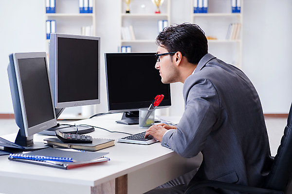 포토 JPG 해외이미지 직업 인터넷 회사 비즈니스 사업가 노동자 경비 사람없음 금융 노트북 컴퓨터 사무실 스크린 모니터 거래 관찰 업무 작업 비즈니스맨 주식 상인 종업원 책상 경영자 보안 바쁨 감시 야근 동영상 경영 멀티 운영자 제어 채팅 해외202105 해외포토 남자 가구 모션 안전 경제 전자제품 직장인 보호 리더 파일형식