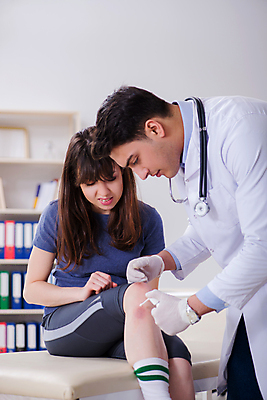 포토 JPG 해외이미지 여자 남자 의학 실내 병원 들기 앉기 상반신 성인 두명 앞모습 옆모습 치료 진료 환자 의사 찡그림 상처 성인만 해외202105 해외포토 뷰포인트 모션 표정 사람 내부 의료진 파일형식