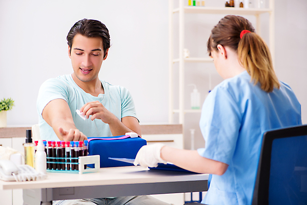 포토 JPG 해외이미지 여자 남자 의학 실내 병원 들기 상반신 성인 두명 앞모습 뒷모습 환자 의사 혈액 혈액검사 혈액채취 성인만 해외202105 해외포토 뷰포인트 모션 사람 내부 의료진 검사_조사 파일형식