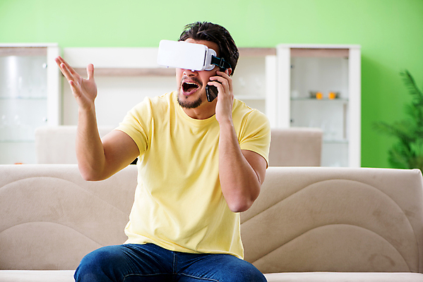 포토 JPG 해외이미지 행복 안경 인터넷 놀이 모바일 고글 주택 말하기 대화 설명 미소 취미 사람없음 스마트폰 핸드폰 컴퓨터 소파 3D 헤드폰 텔레비전 흐름 게임 사이버 비전 온라인 동영상 중독 패드 게이머 비디오게임 인터페이스 가상 가상현실 현실 중독자 해외202105 해외포토 잡화 감정 음향기기 컨셉 의자 모션 표정 건물 전자제품 스마트기기 디지털합성 파일형식