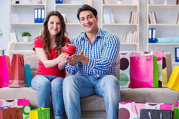 포토 JPG 해외이미지 커플 드레스 옷 행복 크리스마스 돈 가방 가족 관계 남편 휴가 함께함 선물 사람없음 쇼핑 상자 상점 저축 돼지저금통 아내 절약 생일 시장 구매 쇼핑몰 흥분 모음 소매 슈퍼마켓 쇼퍼홀릭 예산 해외202105 해외포토 잡화 기념일 감정 컨셉 한글 금융 저금통 재산 파일형식