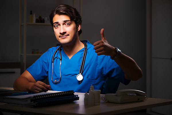 포토 JPG 해외이미지 학생 행복 이동 청진기 건강 병원 피곤 실험 사람없음 노트북 컴퓨터 약 의사 엄지손가락 시간 도움 실험실 야간 저녁 연습 야근 보험 돌봄 약사 인턴 치료사 헬프 연습생 해외202105 해외포토 자연요소 직업 감정 컨셉 비즈니스 손가락 의학 의료기기 모션 전자제품 의료진 업무 파일형식