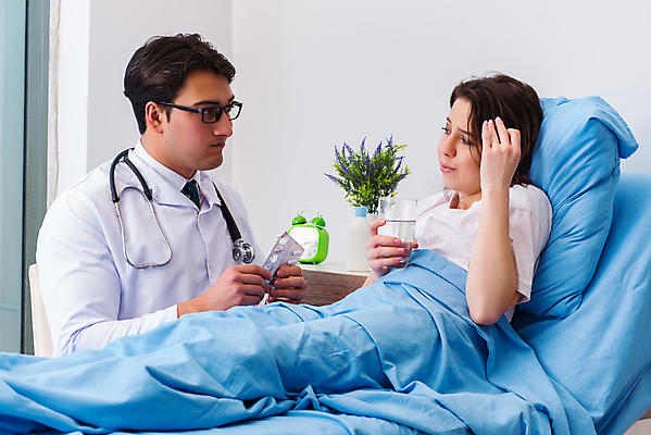 포토 JPG 해외이미지 여자 남자 의학 실내 병원 들기 앉기 상반신 성인 두명 옆모습 마주보기 환자 의사 병원침대 입원 입원실 성인만 해외202105 해외포토 뷰포인트 모션 사람 내부 의료진 침대 파일형식