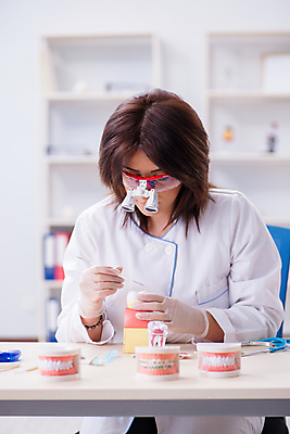 포토 JPG 해외이미지 모델 학생 건강 치과 병원 설명 사람없음 치료 약 강사 교사 의사 흰색 기구 공구 입 확대 치아 청소 부식 치과의사 보여주기 돌봄 미백 블로거 위생관리 증상 치아교정 해외202105 해외포토 직업 컬러 의학 모션 관리 신체부위 의료진 도구 소화기관 교정 파일형식