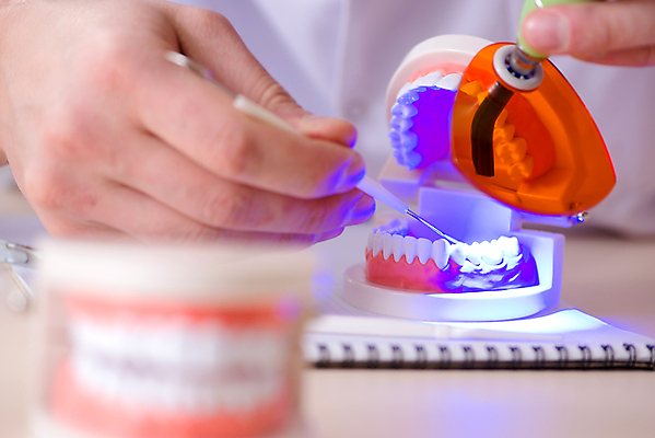 포토 JPG 해외이미지 학생 건강 치과 병원 실험 사람없음 치료 빛 약 의사 흰색 기구 공구 램프 입 구멍 치아 부식 치과의사 턱 틀니 돌봄 썩음 위생관리 자외선 치아교정 해외202105 해외포토 컬러 의학 모션 조명 관리 신체부위 의료진 도구 소화기관 교정 파일형식