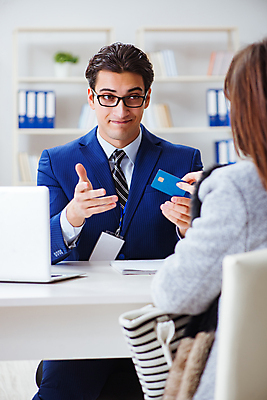 포토 JPG 해외이미지 손 행복 돈 비즈니스 모바일 사람없음 금융 쇼핑 사무실 판매 세일 상점 잡기 비즈니스맨 자신감 신용카드 발표 구매 플라스틱 종업원 고객 주기 상업 전자 결제 보여주기 소매 월급 대출 인출 해외202105 해외포토 직업 남자 감정 모션 재질 신체부위 경제 직장인 재산 파일형식