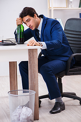 포토 JPG 해외이미지 음료 비즈니스 유리 휴가 노동자 스트레스 주류 직장 피곤 사람없음 컴퓨터 사무실 파티 와인 슬픔 마시기 축하 알코올 업무 비즈니스맨 좌절 만취 문제 중독 빈털터리 알코올중독 파산 브랜디 숙취 우울증 위기 위스키 코냑 혼자 남용 중독자 해외202105 해외포토 직업 남자 감정 컨셉 회사 모션 재질 이벤트 금융 전자제품 작업 직장인 질병 술취함 파일형식