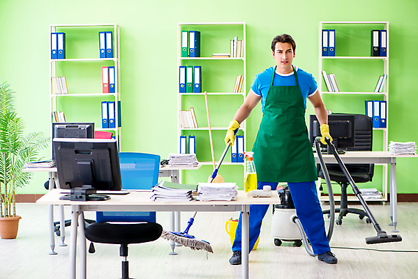 포토 JPG 해외이미지 직업 남자 가구 유니폼 가사 가정 바닥 주택 직장 일상 컴퓨터 사무실 청결 방 업무 작업 씻기 청소 세제 양동이 책상 서비스 먼지 분무기 닦기 청소부 가정부 계약자 대걸레 위생관리 진공 해외202105 해외포토 옷 생활용품 회사 비즈니스 모션 관리 사람 건물 라이프 전자제품 위생 청소도구 계약 파일형식