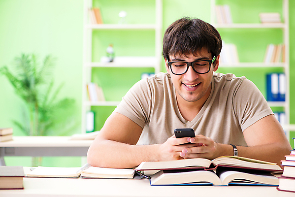 포토 JPG 해외이미지 학생 교육 행복 과학 졸업 교실 학교 모바일 앉기 사람없음 책 스마트폰 핸드폰 학습 스터디 독서 상점 시험 작업 메시지 도서관 검색 교과서 준비 대학교 과제 일반 문자메시지 시험공부 프로젝트 연습생 해외202105 해외포토 감정 모션 교재 전자제품 스마트기기 연습 파일형식