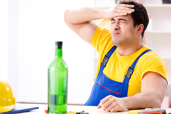 포토 JPG 해외이미지 직업 유니폼 비즈니스 노동자 스트레스 주택 주류 피곤 사람없음 상자 와인 마시기 도구 공구 알코올 잠 업무 비즈니스맨 센터 작업실 엔지니어 수리 감독 만취 서비스 두통 정비공 중독 유지 알코올중독 건축업자 계약자 단절 배관공 숙취 우울증 중독자 해외202105 해외포토 옷 남자 건축 음료 컨셉 모션 건물 작업 직장인 기술자 질병 계약 술취함 파일형식