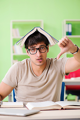포토 JPG 해외이미지 학생 교육 과학 졸업 교실 학교 탁자 선반 피곤 앉기 사람없음 10대 책 학습 스터디 독서 상점 시험 엄지손가락 작업 좌절 도서관 검색 교과서 준비 대학교 과제 일반 시험공부 프로젝트 연습생 해외202105 해외포토 감정 가구 컨셉 손가락 모션 청소년 교재 연습 파일형식