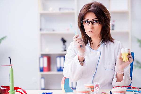 포토 JPG 해외이미지 모델 학생 건강 치과 병원 설명 사람없음 치료 약 강사 교사 의사 흰색 공구 붓 입 치아 칫솔 청소 부식 치과의사 보여주기 돌봄 미백 블로거 위생관리 증상 치아교정 해외202105 해외포토 직업 컬러 의학 모션 관리 신체부위 위생용품 의료진 도구 소화기관 교정 파일형식