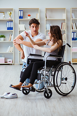 포토 JPG 해외이미지 전신 여자 남자 의학 실내 병원 앉기 성인 두명 앞모습 옆모습 환자 도움 무릎꿇기 휠체어 물리치료 물리치료사 재활 재활운동 성인만 해외202105 해외포토 뷰포인트 컨셉 모션 사람 내부 치료 운동 치료사 파일형식