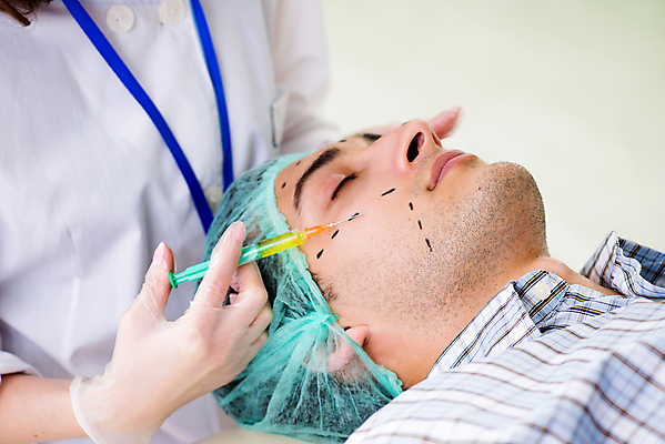 포토 JPG 해외이미지 여자 남자 의학 실내 병원 주사기 들기 상반신 성인 두명 옆모습 눕기 눈감음 환자 의사 성형수술 성형외과 시술 성인만 필러 해외202105 해외포토 뷰포인트 의료기기 모션 사람 내부 의료진 수술 파일형식