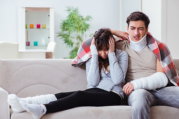 포토 JPG 해외이미지 커플 가족 남편 뼈 주택 함께함 건강 사람없음 치료 소파 고통 환자 아내 수술 좌절 장애인 사건 척추 붕대 목 외과 장애 골절 깨짐 돌봄 석고 양발 치유 해외202105 해외포토 감정 컨셉 의자 의학 관계 모션 병원 건물 신체부위 파일형식