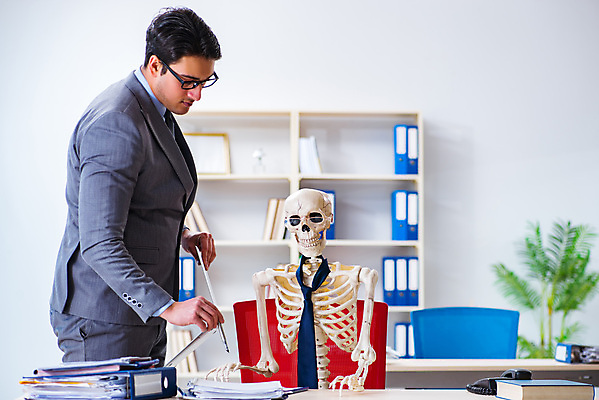 포토 JPG 해외이미지 직업 커플 회사 비즈니스 사업가 협력 노동자 골격 직장 함께함 피곤 앉기 사람없음 노트북 컴퓨터 사무실 침묵 할로윈 업무 작업 비즈니스맨 지루함 종업원 동료 경영자 바쁨 예약 경영 마감 해골모형 해외202105 해외포토 남자 감정 컨셉 관계 모션 전자제품 모형 소리 직장인 리더 파일형식