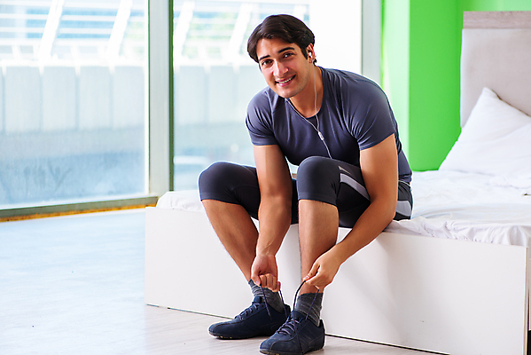 포토 JPG 해외이미지 모양 라이프스타일 남자 행복 스포츠 신발 신체 요가 호텔 아침 휴식 주택 실내 건강 취미 사람없음 일상 운동 스트레칭 침실 방 침대 연습 체육관 체조 에어로빅 보유 해외202105 해외포토 레이스천 주간 웰빙 감정 가구 컨셉 숙소 사람 내부 건물 라이프 생활 춤 직물 파일형식