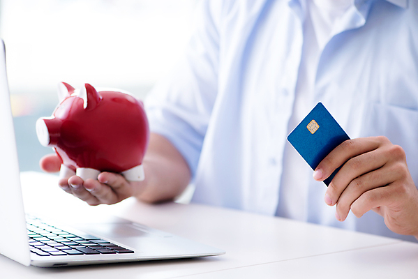 포토 JPG 해외이미지 손 돈 인터넷 비즈니스 모바일 주택 선물 사람없음 금융 노트북 쇼핑 컴퓨터 세일 상점 디지털 스크린 공책 저축 돼지저금통 타이핑 키보드 잡기 비즈니스맨 절약 신용카드 시장 구매 플라스틱 고객 상업 전자 결제 질서 소매 온라인 전자상거래 해외202105 해외포토 남자 컨셉 모션 재질 문구용품 건물 신체부위 경제 전자제품 저금통 예절 직장인 재산 파일형식