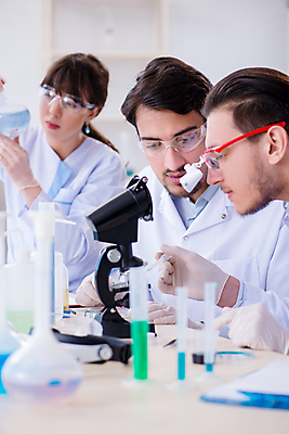 포토 JPG 해외이미지 학생 교육 과학 유리 건강 현미경 실험 3 사람없음 약 의사 액체 실험실 바이러스 확대 DNA 생명공학 연구원 과학자 분석 동료 대학교 생물학 미생물 튜브 발견 조제 화학물질 화학자 해외202105 해외포토 직업 컨셉 의학 학교 관계 재질 생물 실험기구 의료진 화학 만들기 학자 파일형식