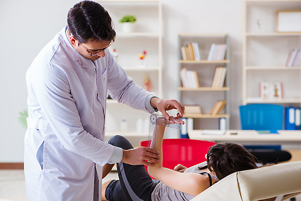 포토 JPG 해외이미지 모션 자 건강 병원 사람없음 치료 약 시험 환자 의사 기구 공구 확대 유연 손목 측정 확인 각도 팔 테라피 진행 거짓말 물리치료 물리치료사 정형외과 치료사 치유 팔꿈치 해외202105 해외포토 직업 교육 의학 문구용품 신체부위 뷰티 의료진 도구 파일형식