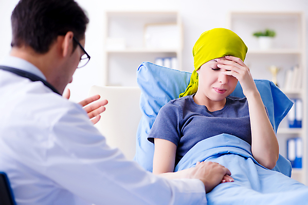 포토 JPG 해외이미지 직업 여자 엑스레이 건강 병원 실험 대화 사람없음 치료 약 목도리 외침 고통 장비 시험 환자 의사 질병 가슴 대머리 암 테라피 돌봄 방사선 치유 터미널 해외202105 해외포토 헤어스타일 잡화 교육 감정 의학 모션 말하기 사람 신체부위 뷰티 소리 의료진 파일형식