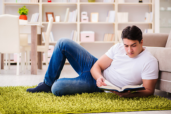 포토 JPG 해외이미지 학생 교육 졸업 책장 선반 바닥 주택 사람없음 책 학습 스터디 독서 쌓기 카펫 시험 업무 강의 집중 읽기 교과서 준비 대학교 문학 시험공부 심각 지능 프리랜서 연습생 해외202105 해외포토 직업 가구 컨셉 학교 모션 교재 건물 작업 연습 파일형식