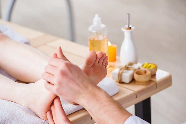 포토 JPG 해외이미지 라이프스타일 손 웰빙 여자 꽃 신체 맨발 휴식 건강 사람없음 치료 수건 약 상점 스파 터치 마사지 고급 소중 피부 피부관리 휴양지 발가락 아로마테라피 테라피 내추럴 순서 돌봄 안마사 양발 위생관리 치료사 페디큐어 해외202105 해외포토 식물 직업 컨셉 의학 모션 발 관리 사람 생활 신체부위 위생용품 뷰티 장소 파일형식