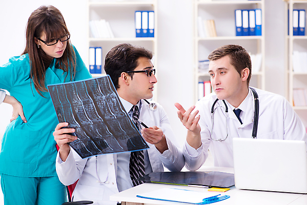 포토 JPG 해외이미지 학생 응시 남자 회의 엑스레이 건강 병원 3 설명 사람없음 치료 학습 약 의사 분석 상담 암 말다툼 방사선 인턴 치료사 치유 해외202105 해외포토 직업 시선 교육 컨셉 비즈니스 의학 모션 사람 의료진 질병 싸움 파일형식